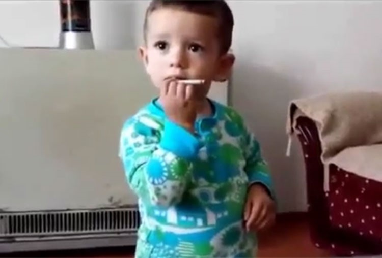 بالفيديو .. لقطات صادمة لشخصين يجبران "طفل" لتدخين سيجارة
