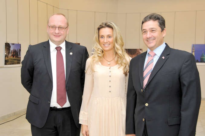 السفير التركي مراد تامير وحرمه مع السفير الپولندي جريجور اولزاك﻿