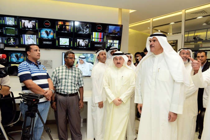 الشيخ سلمان الحمود اثناء افتتاح محطة البث الفضائي الجديدة بوزارة الاعلام 