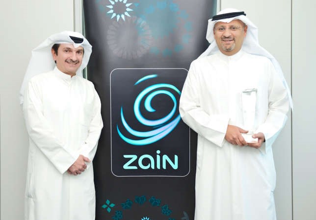 الرئيس التنفيذي في الشركة عمر العمر والرئيس التنفيذي للشؤون الاستراتيجية شفيق السيد عمر مع الجائزة
