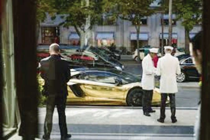 لامبورغيني سعودية مطلية بالذهب تخطف الأنظار في باريس
