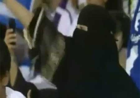 بالفيديو.. شاهد رد فعل مشجعة "هلالية" منتقبة بالملعب على عنف أحد لاعبي العين الإماراتي