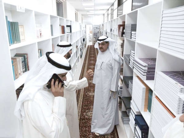 عيسى الكندري خلال جولة تفقدية في مكتبة ادارة المخطط الهيكلي 
