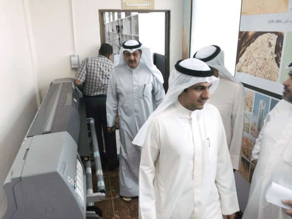 الكندري متفقدا قسم الخرائط الهندسية 