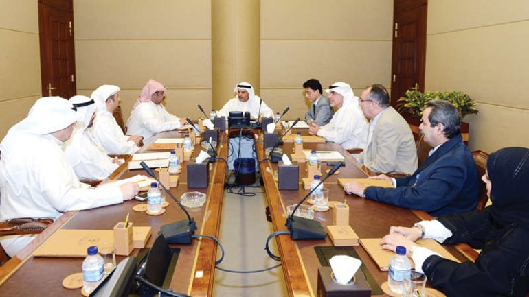 اسماعيل الغانم والشيخ طلال الخالد خلال الاجتماع