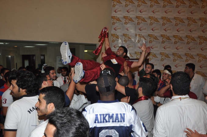 انصار القائمة الطبية يحتفلون بالفوز في انتخابات الطب 	احمد علي﻿