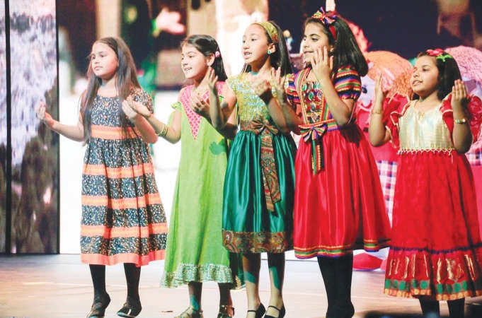 مجموعة من الاطفال في مشهد من مسرحية حبنا الكبير﻿