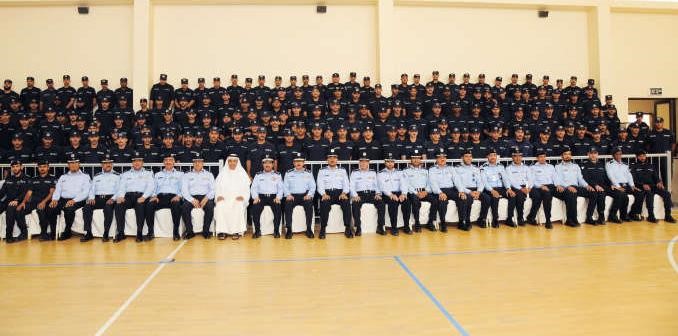  مدير عام الاطفاء ونواب المدير العام وقيادات الاطفاء يتوسطون الخريجين ﻿