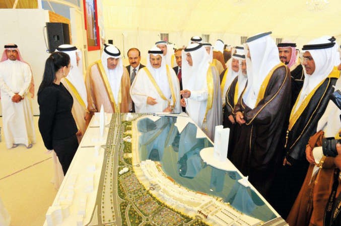 نائب رئيس مجلس الوزراء في مملكة البحرين الشيخ خالد بن عبدالله ال خليفة وعدد من الضيوف يستمعون الى تفاصيل المشروع
﻿