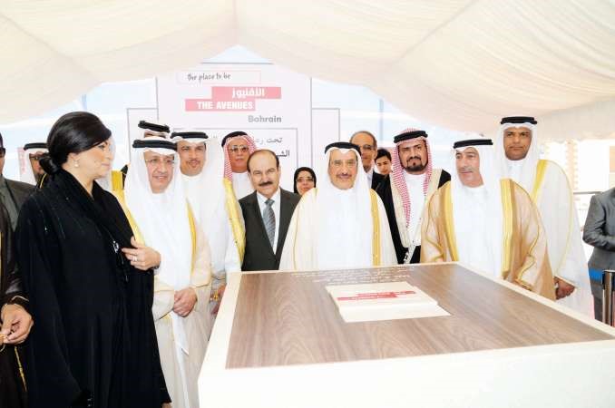 نائب رئيس مجلس الوزراء مع د جمعة بن احمد الكعبي وزير شؤون البلديات والتخطيط العمراني ويوسف تقي نائب رئيس مجلس ادارة شركة كورنيش الملك فيصل للتطوير والرئيس التنفيذي لمصرف السلام البحرين ومدير عام شركة المباني وليد الشريعان وعدد من الوزراء
﻿