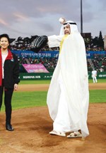 رئيس المجلس الاولمبي الاسيوي الشيخ احمد الفهد يرمي كرة البيسبول