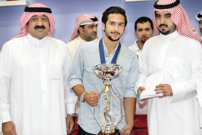 عبدالله المزين حامل الكاس بين الشيخ تركي اليوسف والشيخ احمد اليوسف