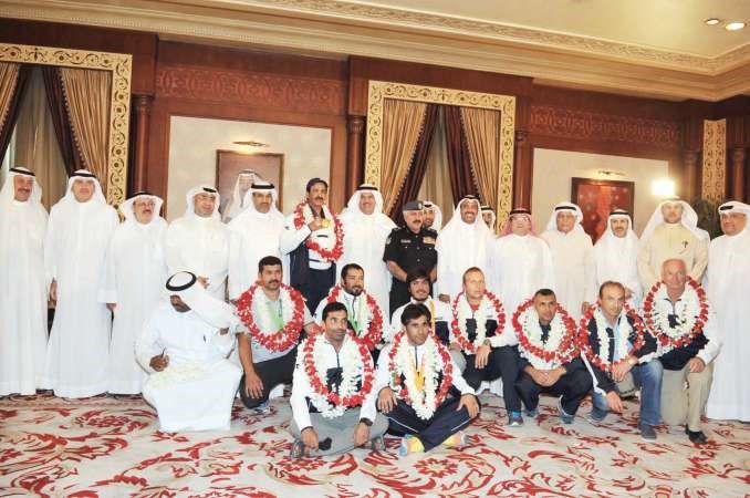 وزير الاعلام ووزير الدولة لشؤون الشباب الشيخ سلمان الحمودفي استقبال وفد الرماية قاسم باشا