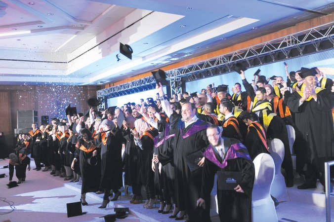  الطلبة وفرحة التخرج﻿