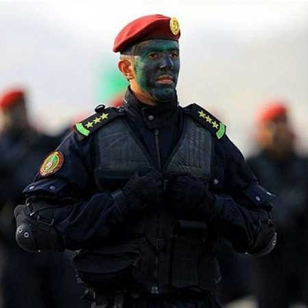 صورة لضابط سعودي بالعرض العسكري تحظى بإعجاب المغردين