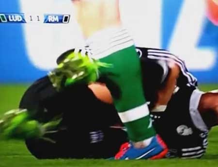بالفيديو.. "رونالدو" يفقد أعصابه بسبب "ميسي" ويعتدي على منافسه