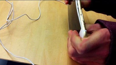 بالفيديو.. مراهقون يفحصون قابلية "آيفون 6" للانحناء داخل متاجر آبل
