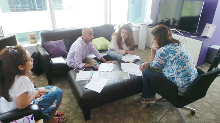 يعرب بورحمة في اجتماع للتحضير لتصوير عيدكم مبارك