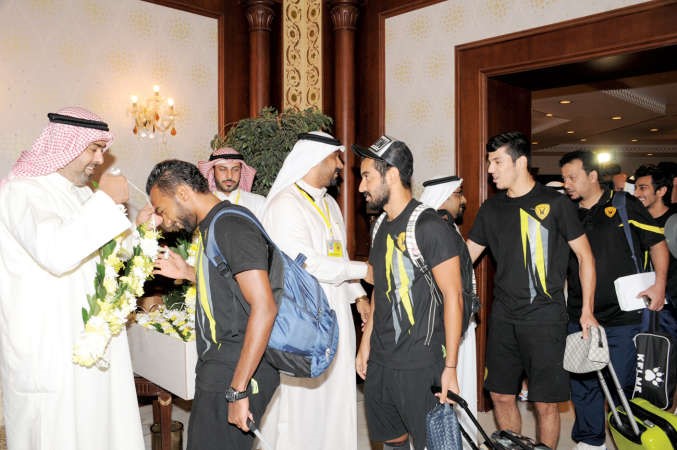 الشيخ خالد الفهد يقلد اللاعبين الورود	انور الكندري﻿