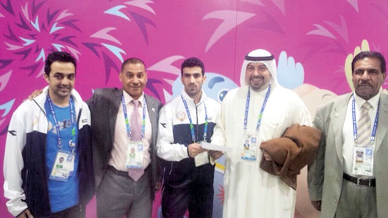الشيخ طلال الفهد يكافئ البطل علي عبدالعزيز