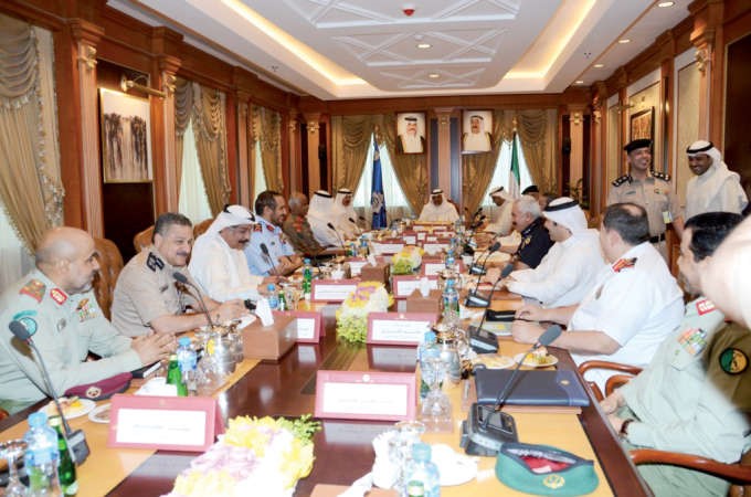 رئيس مجلس الوزراء بالانابة ووزير الخارجية مترئسا الاجتماع الامني العسكري بحضور الخالد والعبد الله وقيادات عسكرية 