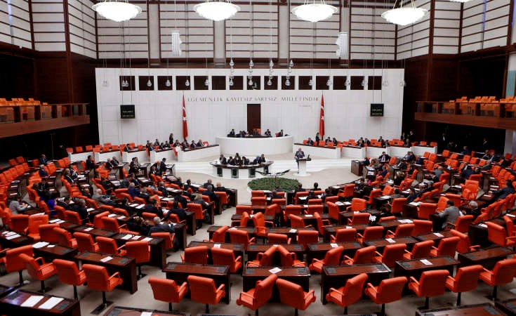 البرلمان التركي يناقش طلب الحكومة السماح بالتدخل العسكري في سورية والعراق	رويترز ﻿