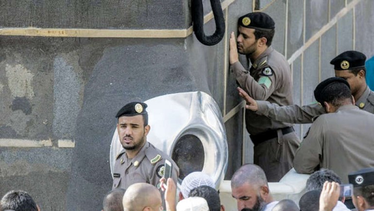 عين تحرس وعين تدعو خاشعة