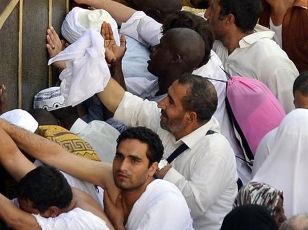 داعية سعودي: غسل الأكفان بـ"زمزم" ثم مسحها بالكعبة بدعة وسوء أدب مع الله
