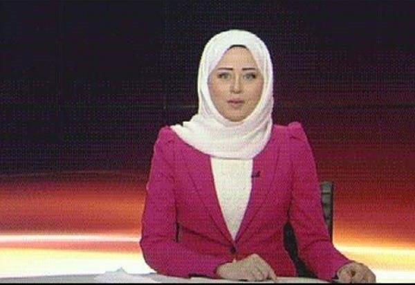 بالفيديو.. مذيعة الجزيرة تتعرض لموقف محرج على الهواء...