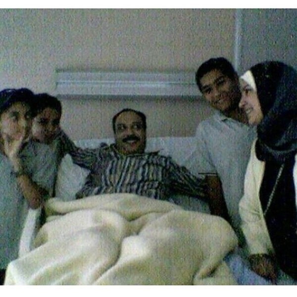 شاهد آخر صورة لخالد صالح برفقة عائلته قبل الوفاة في المستشفى