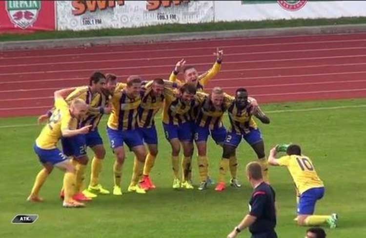 بالفيديو.. لاعب يلتقط صورة جماعية بحذائه احتفالاً بهدف فريقه
