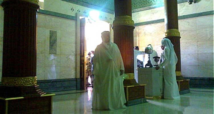 بالصور.. لماذا لا يسمح إلا لأشخاص معينين بالمشاركة في غُسل الكعبة؟