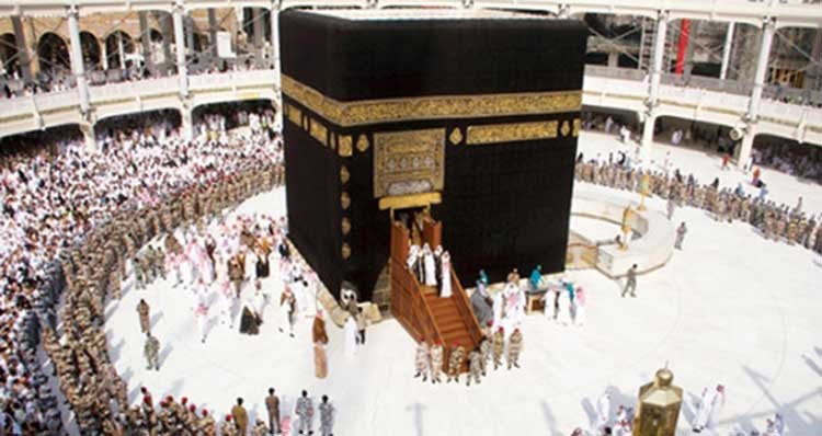 بالصور.. لماذا لا يسمح إلا لأشخاص معينين بالمشاركة في غُسل الكعبة؟