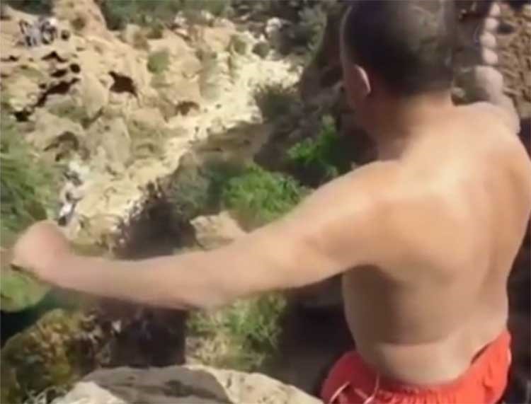 بالفيديو.. "مغربي" ينطق الشهادتين قبل القفز من منحدر مميت