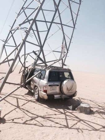 السيارة رباعية الدفع كما اصطدمت ببرج الضغط العالي﻿