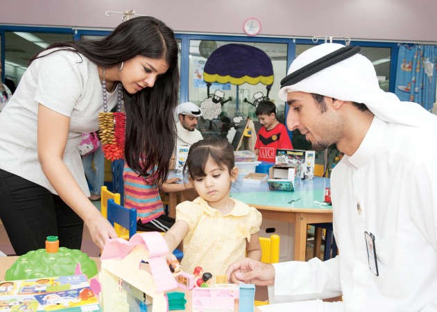 تقديم الهدايا لاحد الاطفال﻿