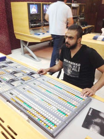 المخرج منصور حسين المنصور في كنترول البرنامج