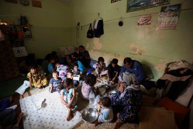 نازحون ايزيديون هاربون من سنجار يتخذون ملاجئ في مدرسة في دهوكاپ ﻿