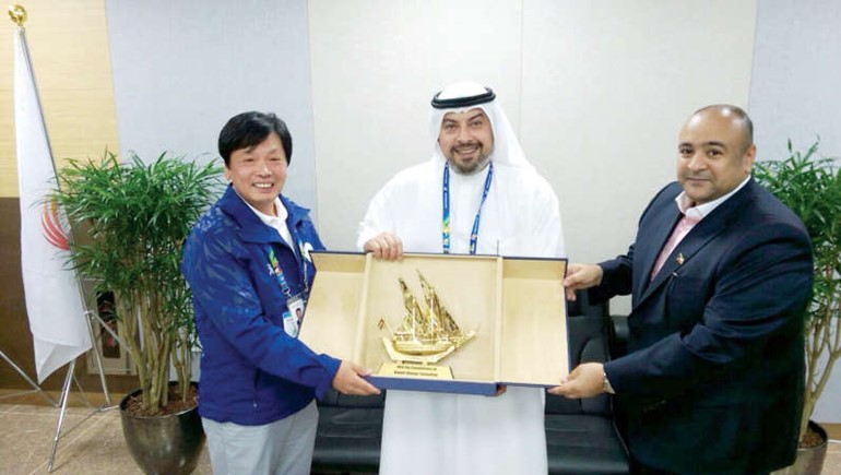 الشيخ طلال الفهد يكرم نائب مدير القرية الاولمبية على حسن الاستضافة وتعاونهم الدائم مع البعثة الكويتية﻿