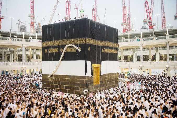 الكعبة ترتدي كسوتها