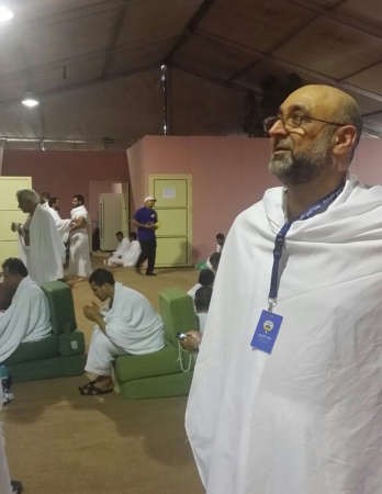 عدد من الحجاج الكويتيين في عرفات امس 