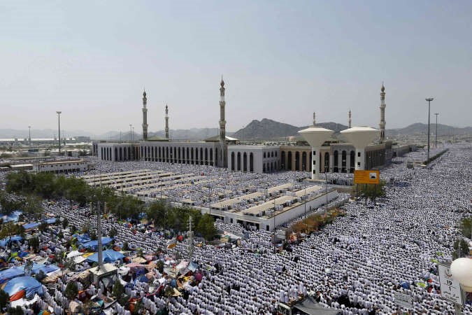 جموع الحجاج خلال اداء الصلاة في مسجد نمرة امس