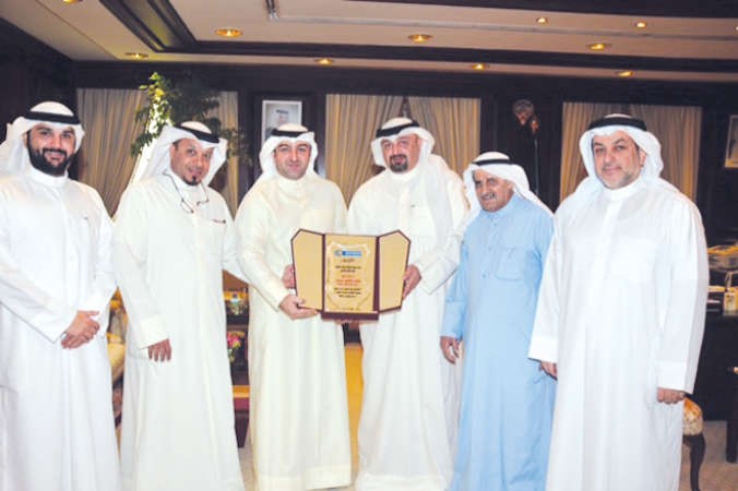 ياسر ابل يتلقى درعا تقديرية من جمال النصرالله ووفد جمعية العلاقات العامة
