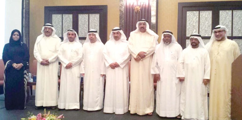 السفير صلاح البعيجان والسفير البحريني محمد المعاودة يتوسطان المتحدثين في الحفل﻿