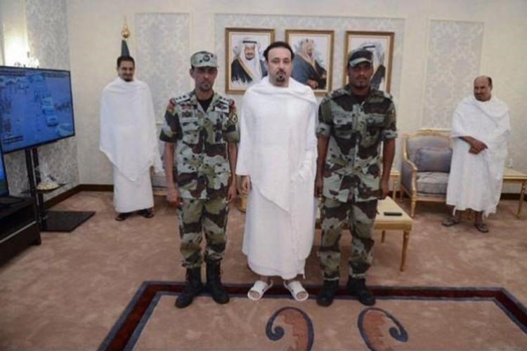 بالصور.. أمير مكة استقبل جندياً سعودياً رش المياه على الحجاج لتخفيف درجة الحرارة عليهم