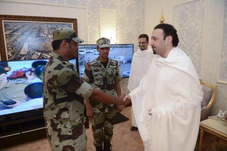 بالصور.. أمير مكة استقبل جندياً سعودياً رش المياه على الحجاج لتخفيف درجة الحرارة عليهم