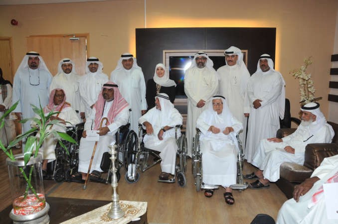 د فاطمة الملا ودمطر المطيري ودطارق الشطي يهنئون نزلاء دور الرعاية بالعيد محمد هاشم 