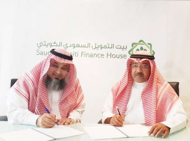 طارق الرخيمي ومحمد فضل بخش اثناء توقيع المذكرة 
