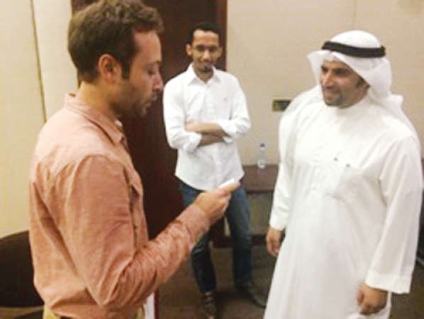 جيمس متحدثا مع احد الحاضرن في المحاضرة﻿