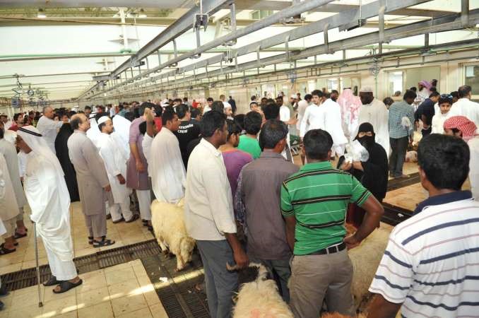 مواطنون ومقيمون في انتظار الدور ﻿